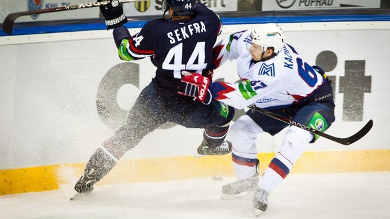 Sprava: Hráč Magnitogorska Dmitrij Kazionov a hráč Slovana Andrej Sekera počas zápasu KHL v minulej sezóne. Slovan zdolal Magnitogorsk aj s Malkinom po nájazdoch 4:3. Domáci hrali aj s Višňovským no už bez Šatana po zranení.