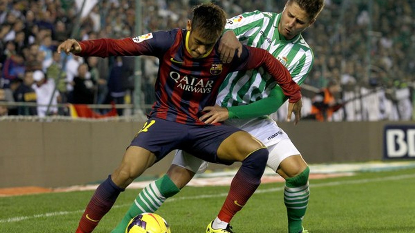 Neymar (vpredu) už v drese Barcelony.