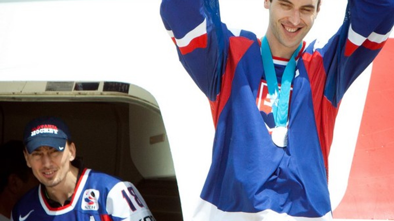 Kapitán Zdeno Chára a Miroslav Šatan po prílete z MS 2012 do Bratislavy.