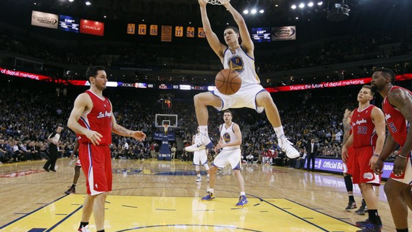 Hráč Golden State Warriors Klay Thompson smečuje proti Los Angeles Clippers.