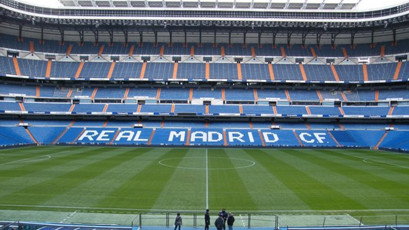 Štadión Santiaga Bernabéua otvorili v roku 1947 ako Estádio Chamartín, súčasný názov nesie od januára 1955. Dvakrát ho modernizovali a štyrikrát rozširovali. Kapacita je 85 454 divákov.