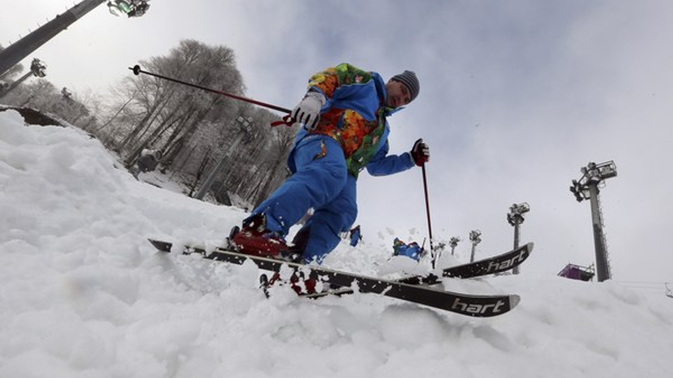Pracovník na trati pre akrobatických lyžiarov v Soči. Ilustračná snímka.