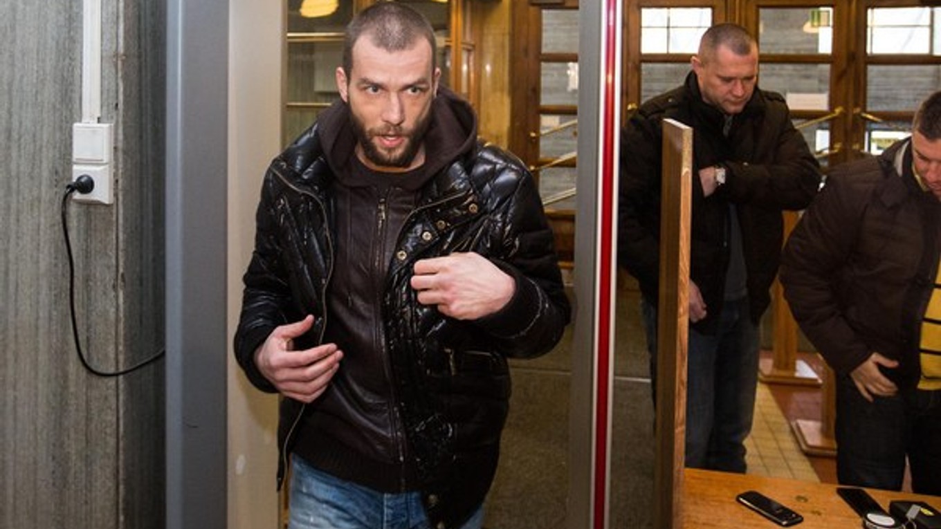 Hokejista Slovana Bratislava Roman Kukumberg bol 31. januára na súdnom pojednávaní o schválení dohody o vine a treste za jazdu pod vplyvom alkoholu.