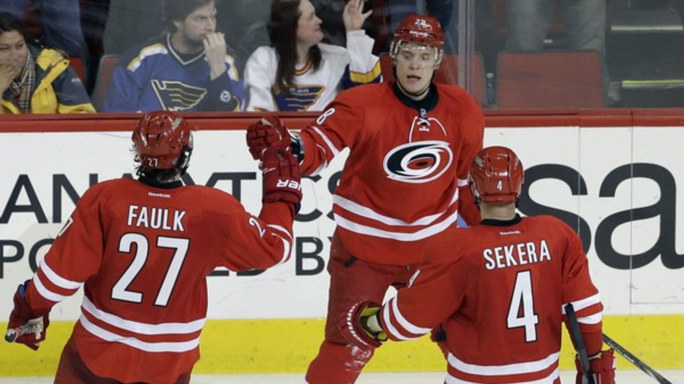 Sekera a Faulk sa tešia so spolu so Seminom (v strede) z gólu v Halákovej bráne.