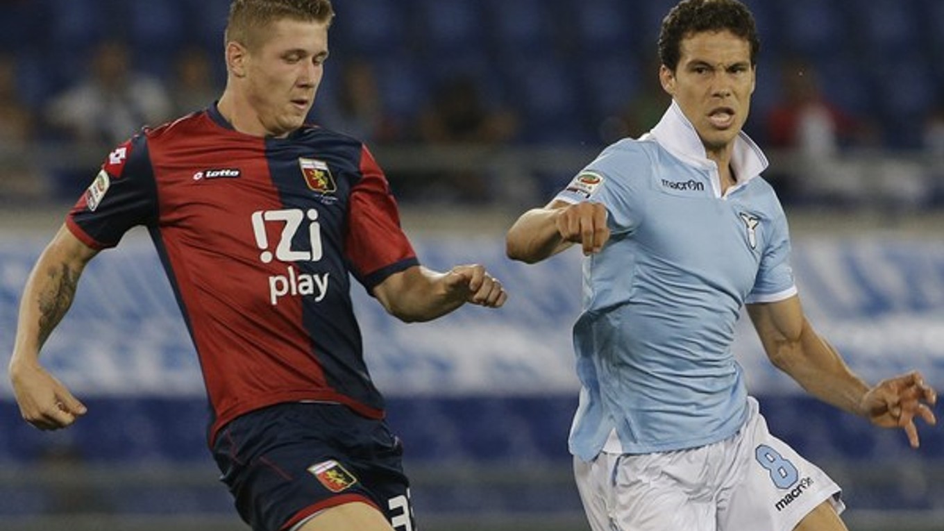 Hernanes v súboji s Kuckom.