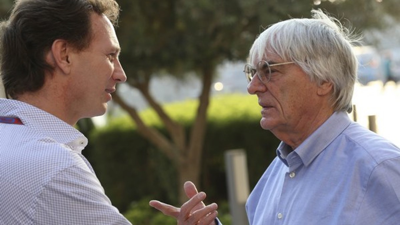 Šéf F1 Bernie Ecclestone (vpravo) a Christian Horner z Red Bullu.