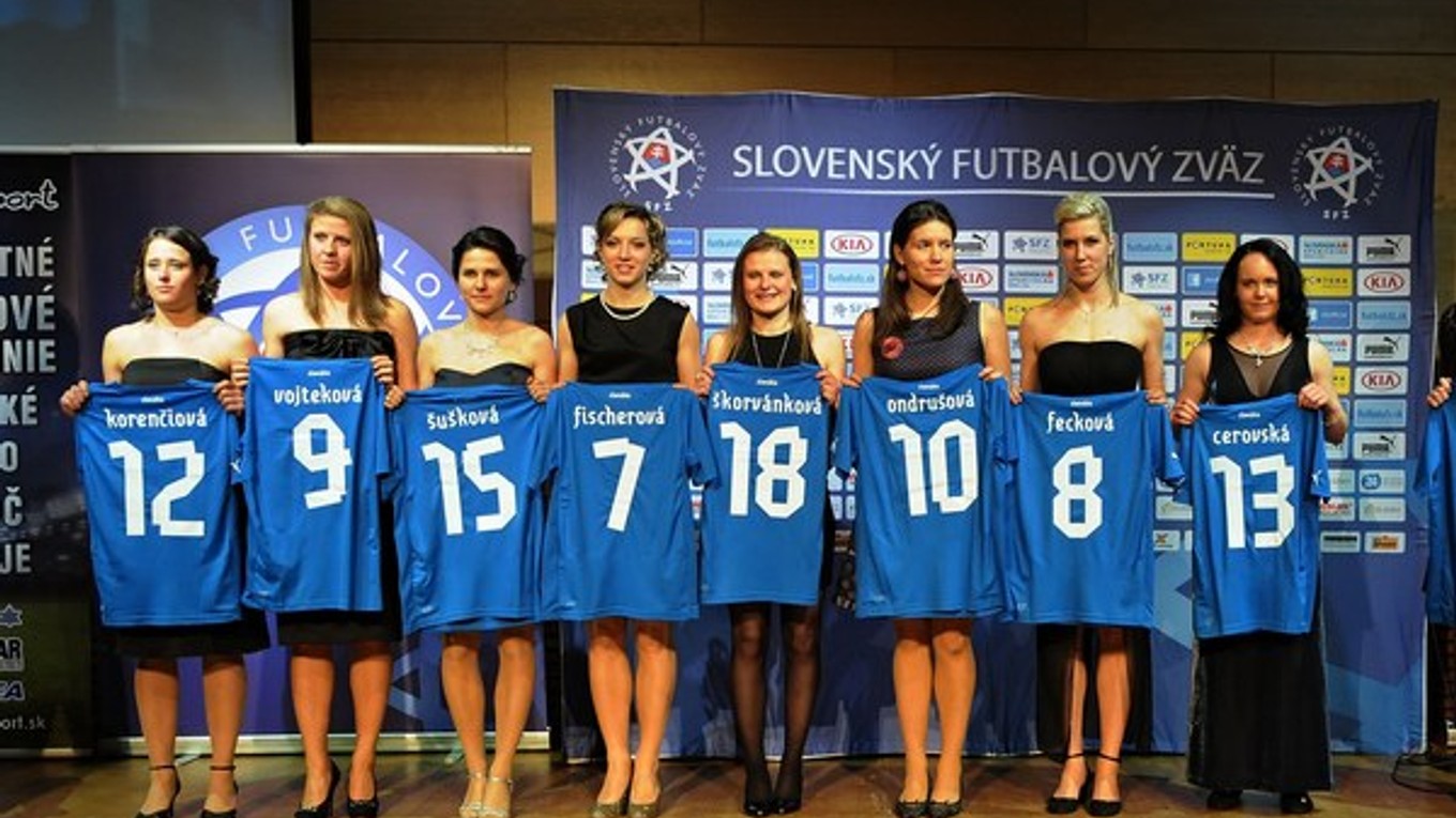 Osem futbalistiek zo slovenskej jedenástky roka. Zľava: Mária Koreničová, Jana Vojteková, Lucia Šušková, Patrícia Fischerová, Dominika Škorvánková, Lucia Ondrušová, Dana Fecková, Kristína Cerovská.