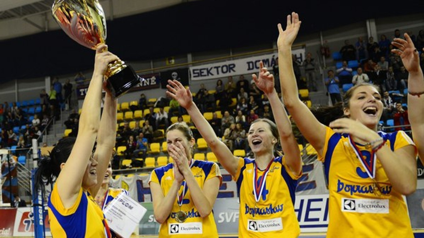 Radosť hráčok Doprastavu s pohárom po víťazstve vo finále.