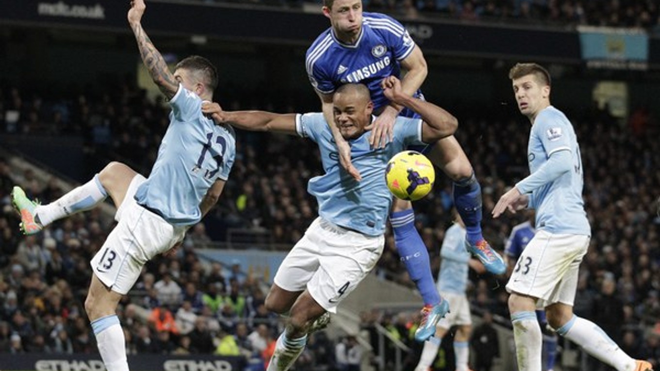Hráč Manchester City Vincent Kompany (v strede dole) a nad ním Gary Cahill z Chelsea.