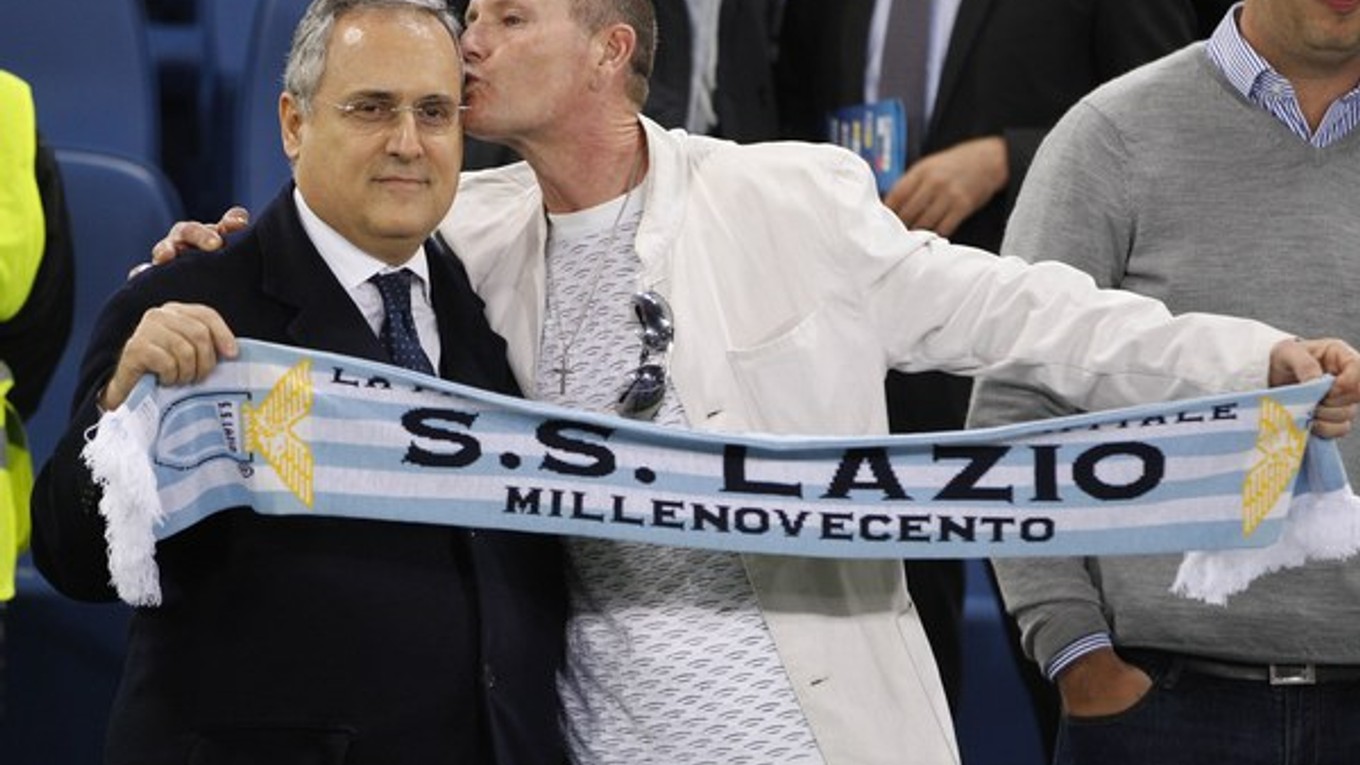 Claudio Lotito (vľavo) a bývalý hráč klubu Paul Gascoine na archívnej snímke.