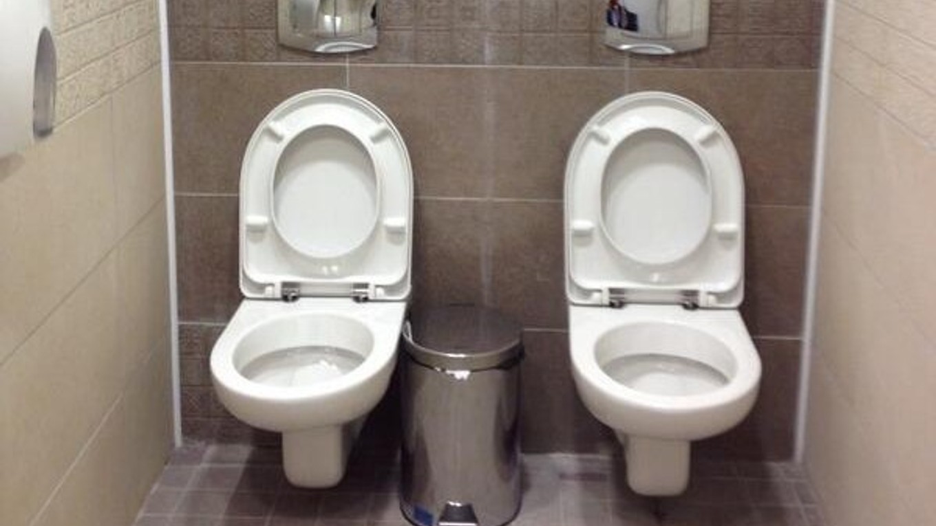 Hitom internetu je aj táto fotograifa dvojitého WC.