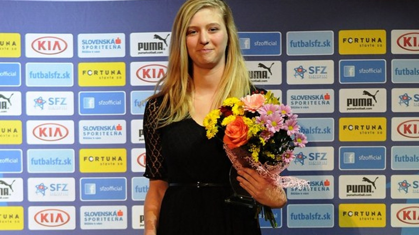 Víťazka ankety Talent roka 2013, futbalistka Ľudmila Maťavková, pózuje počas vyhlásenia ženskej jedenástky roka 2013 v Poprade.