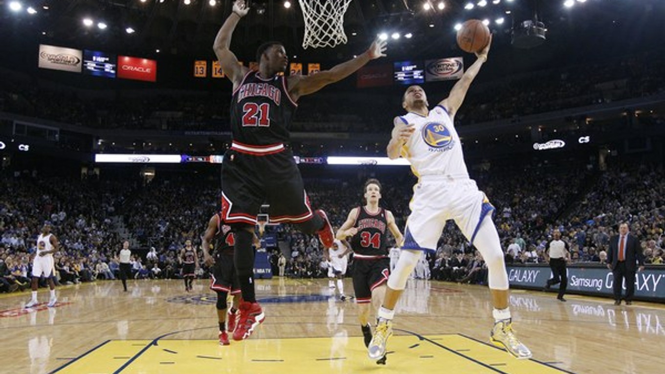 Hráč Golden State Warriors Stephen Curry (30) a hráč Chicago Bulls Jimmy Butler (21).