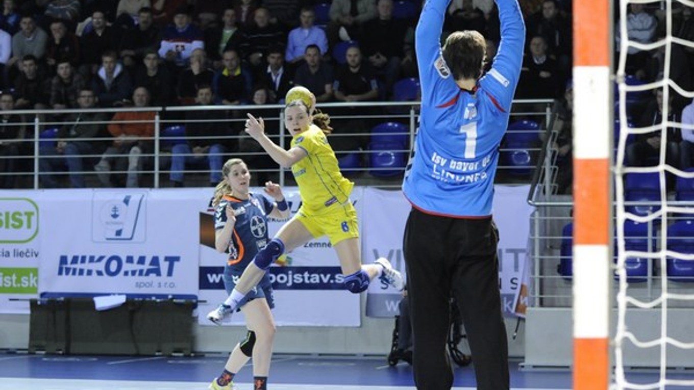 Hráčka Michaloviec Terézia Szöllösiová (s loptou) a brankárka Leverkusenu Natalie Hagel (vpravo).