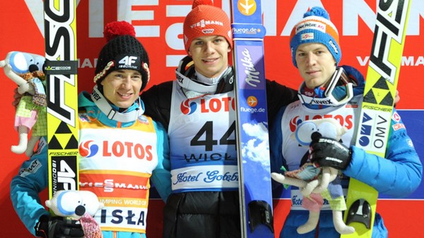 Michael Hayböck celkom vpravo. Vľavo Kamil Stoch a v strede Andreas Wellinger.