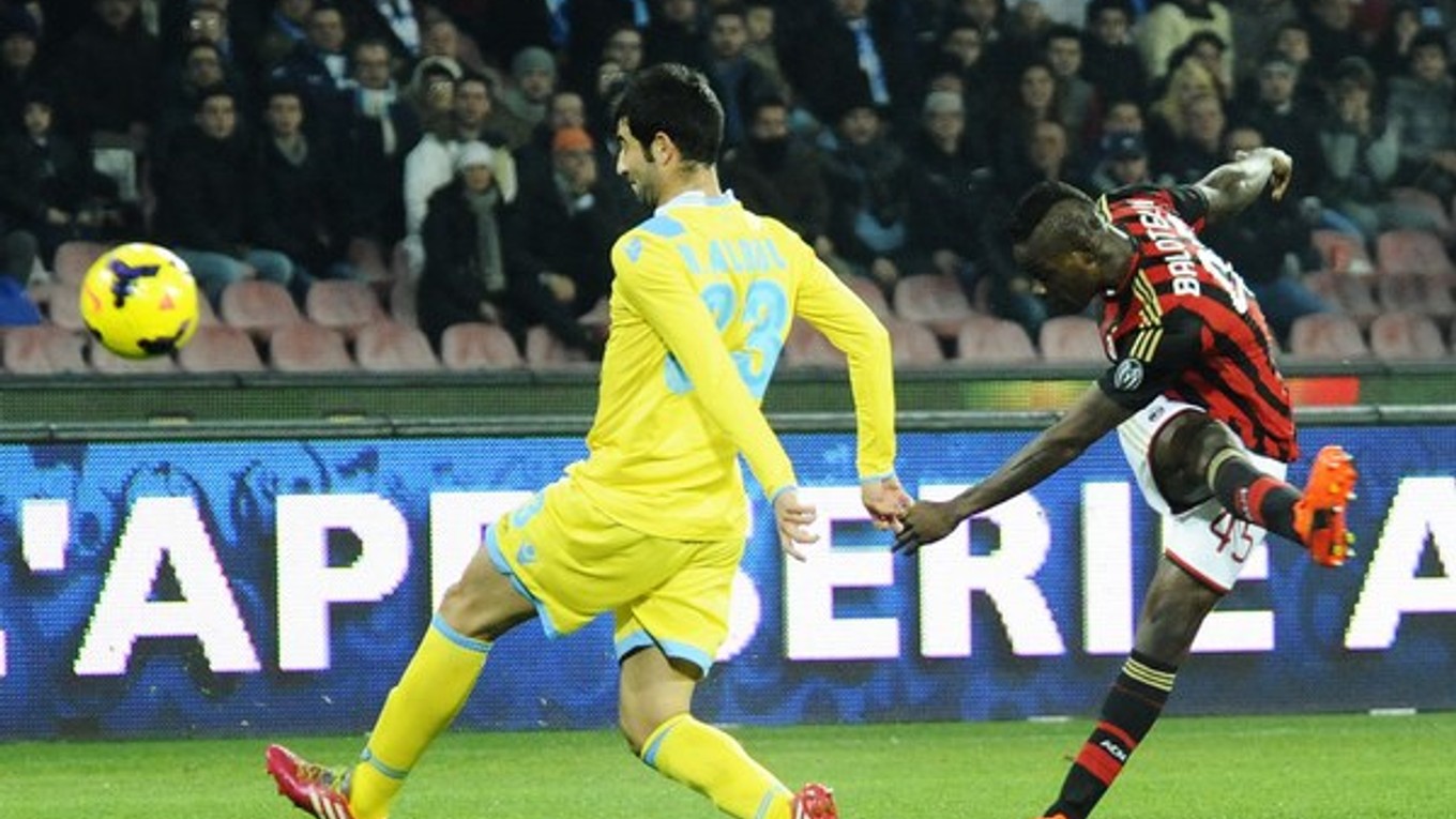 Strieľa Mario Balotelli z AC Miláno. Neapol vyhral 3:1.
