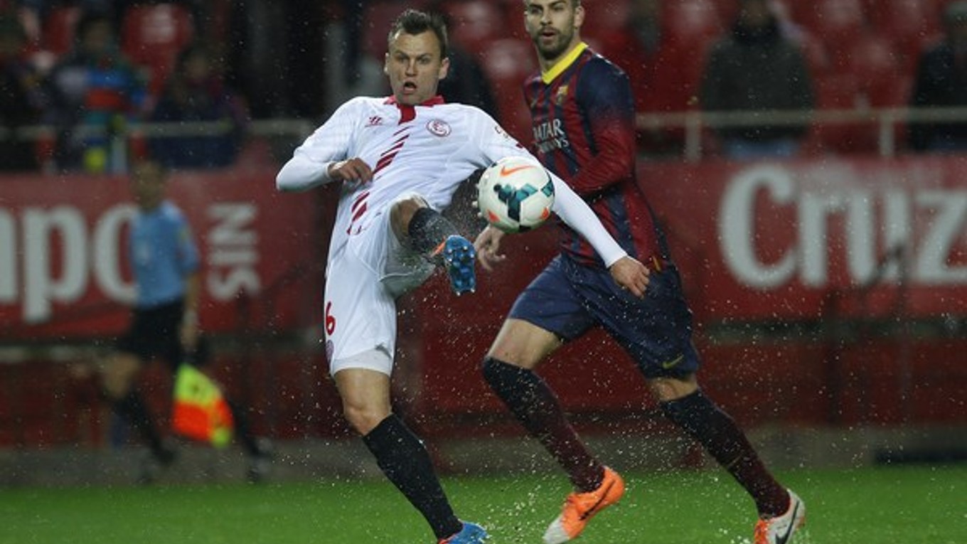 Denis Čeryšev (vľavo) zo Sevilly a Gerard Pique (FCB).