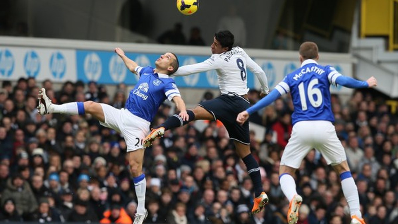 Hráč Tottenhamu Paulinho (v strede) a hráč Evertonu Leon Osman (vľavo).