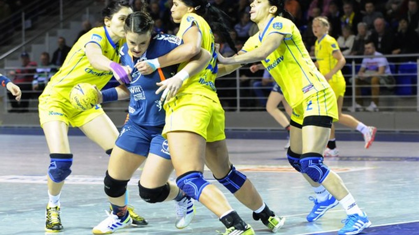 Hráčky Michaloviec Marianna Rebičová (tretia zľava), Tanja Kiridźić (vpravo) a hráčka Leverkusenu Desiree Comans (s loptou) počas prvého zápasu osemfinále.
