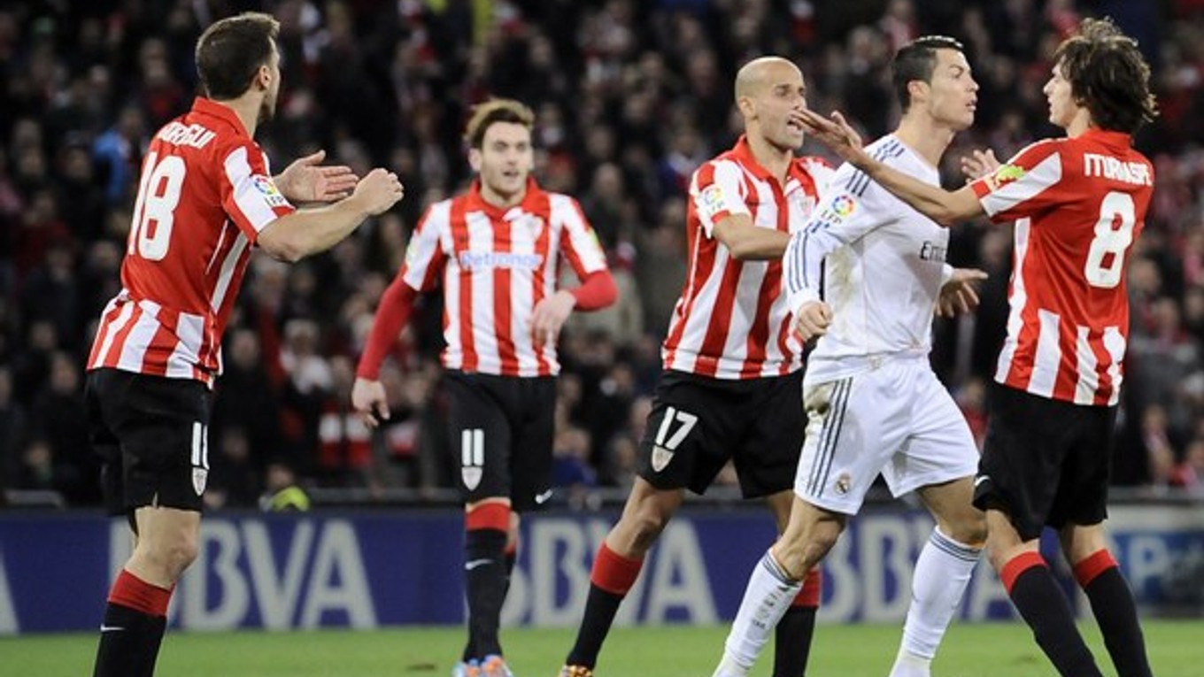 Hráči Athleticu Bilbao a Cristiano Ronaldo na ilustračnej snímke.