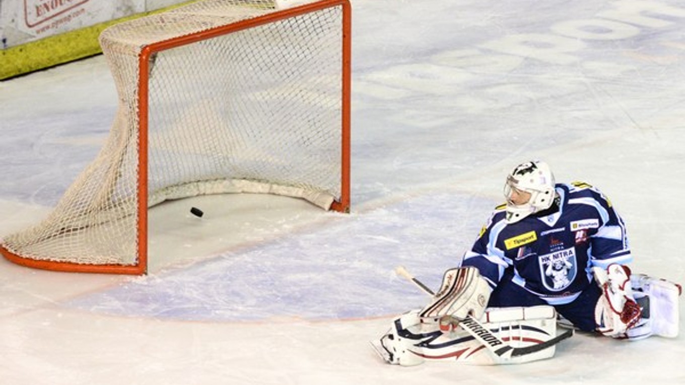 Richard Jenčík z Košíc úvodný gól, v bránke Vlastimil Lakosil z Nitry (na snímke) v zápase 48. kola extraligy.