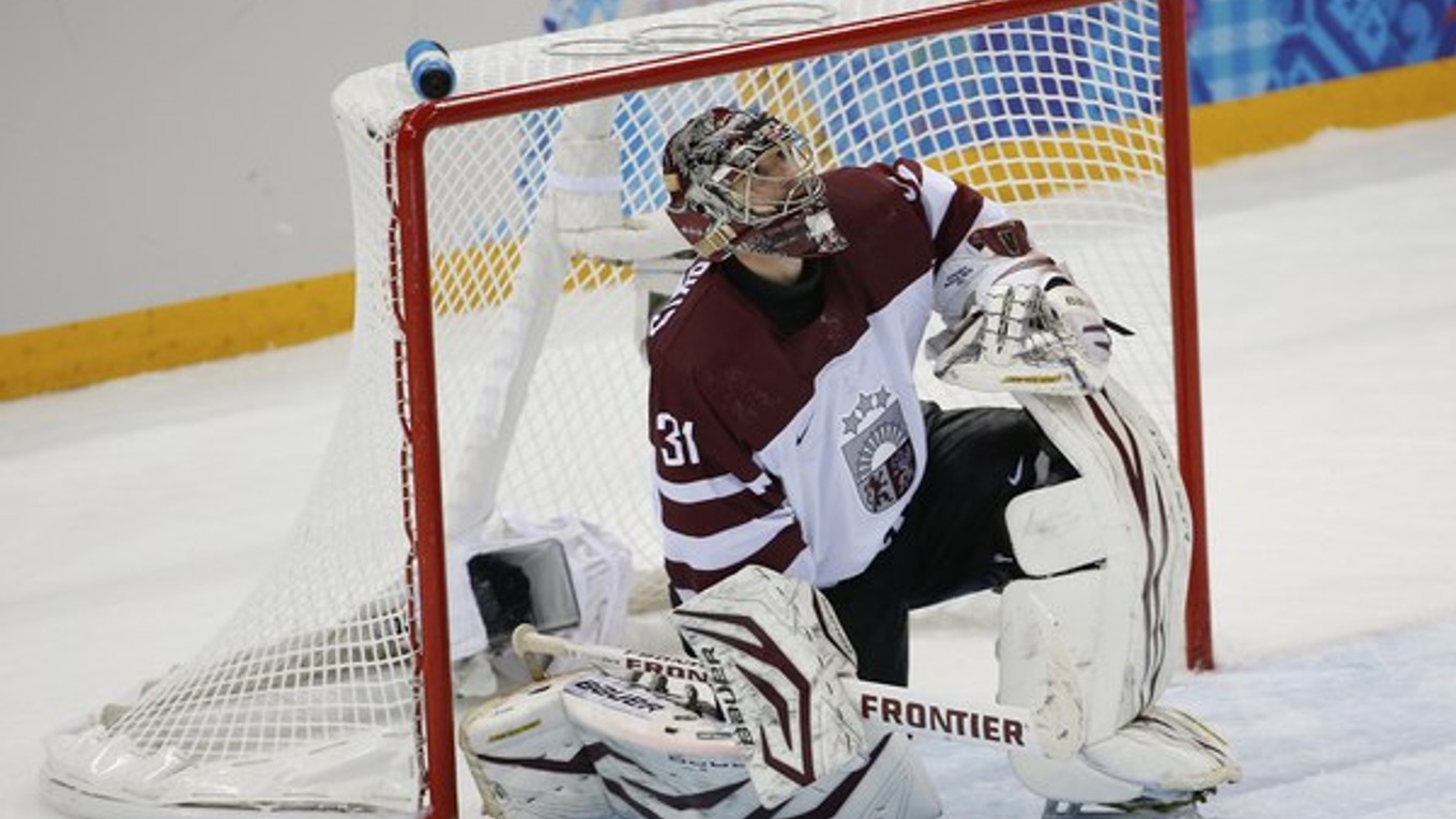 Smutný brankár Lotyšov Edgars Masalskis po inkasovanom a ešte k tomu aj vlastnom góle 8 sekúnd pred koncom.