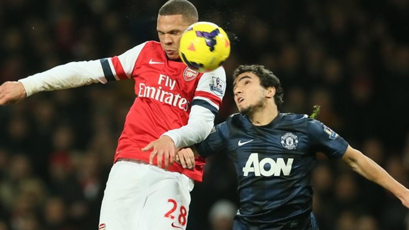 Kieran Gibbs z Arsenalu (vľavo) a Rafael z United.