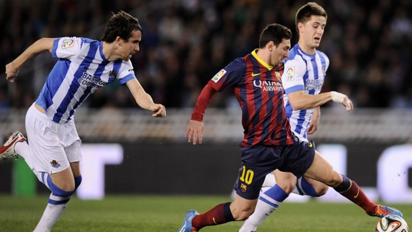 Lionel Messi a dvojica domácich hráčov - vľavo Mikel Gonzalez a Jon Gaztanaga.