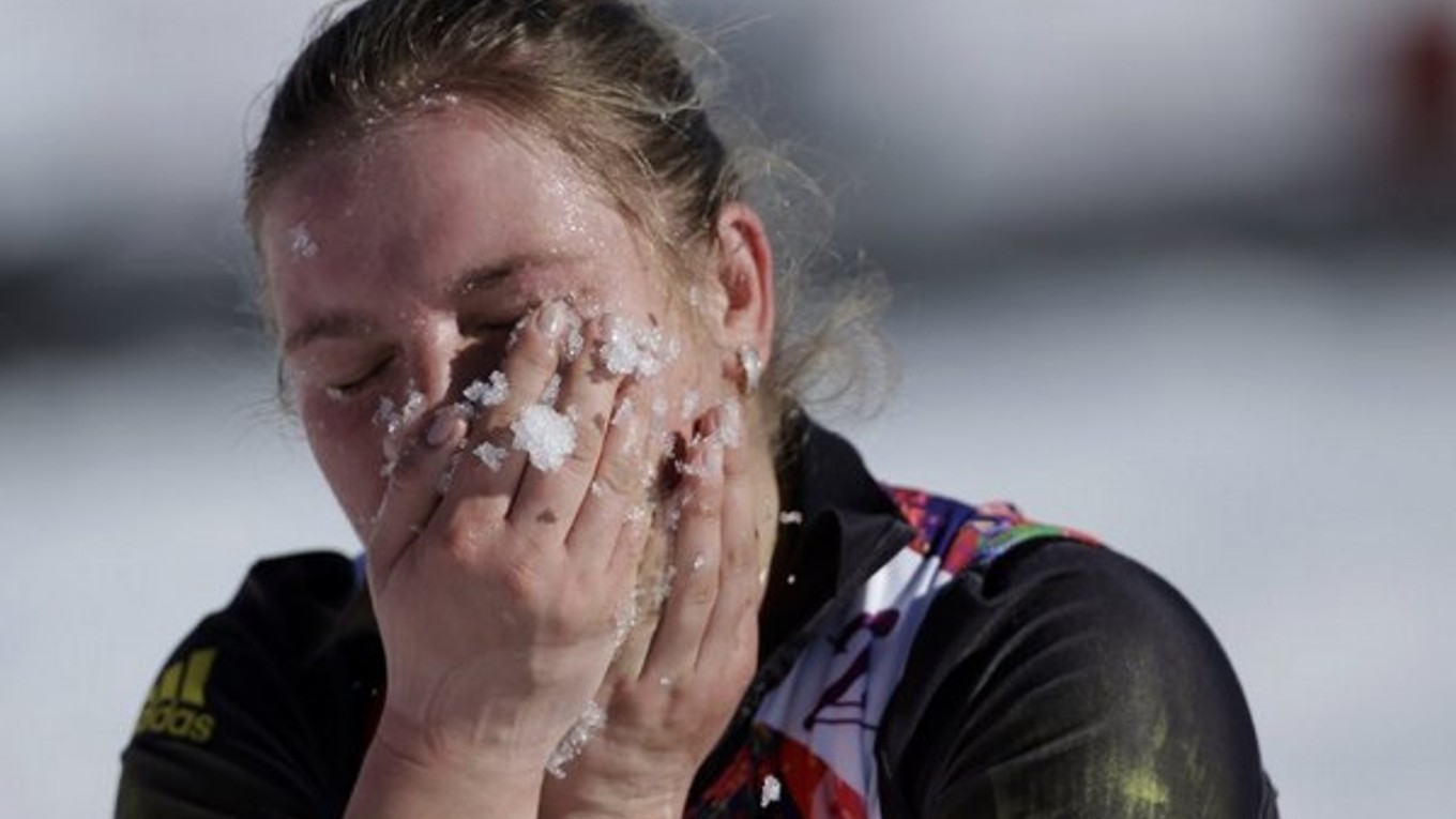 Moldavská lyžiarka Alexandra Camenscicová sa po pretekoch ochladzovala snehom.