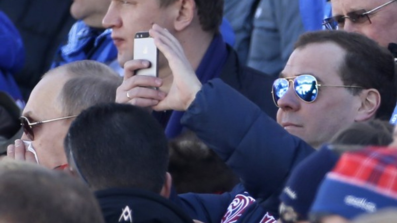 Premiér Medvedev vpravo a prezident Putin vľavo v hľadisku.