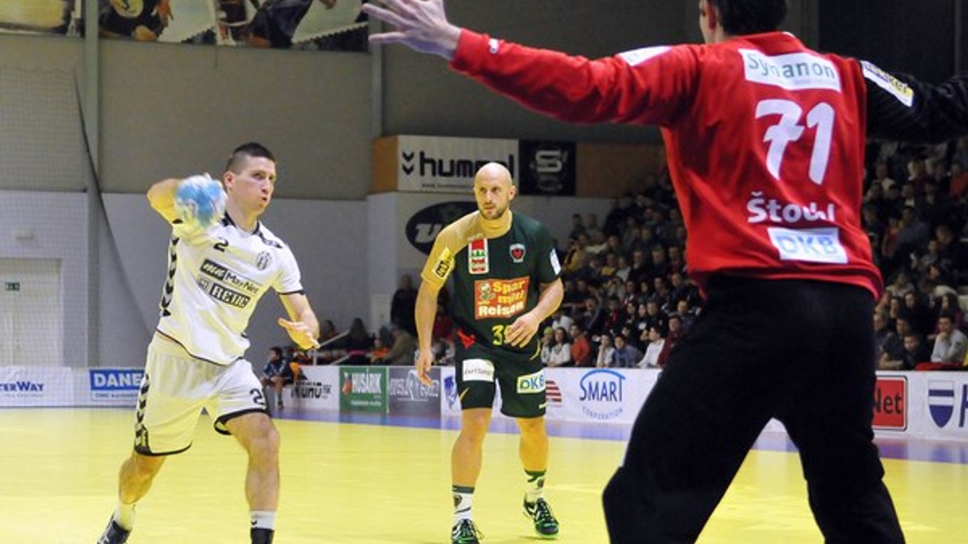 Zľava: Adam Mazur - hráč Hlohovca a Petr Štochl - hráč Berlína počas pohárového zápasu EHF v Hlohovci 15. februára.