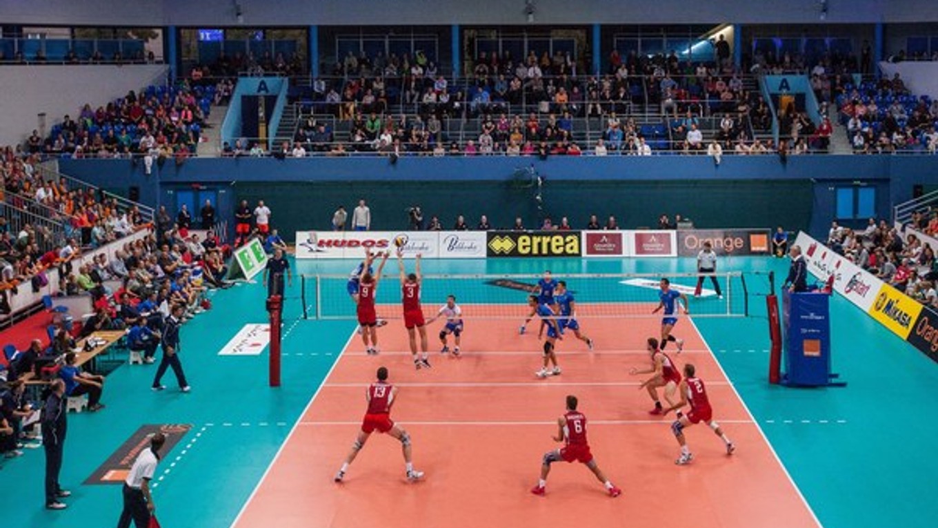 Hráči Slovenska a Ruska počas medzinárodného zápasu v Bratislave v septembri. Ilustračná snímka.