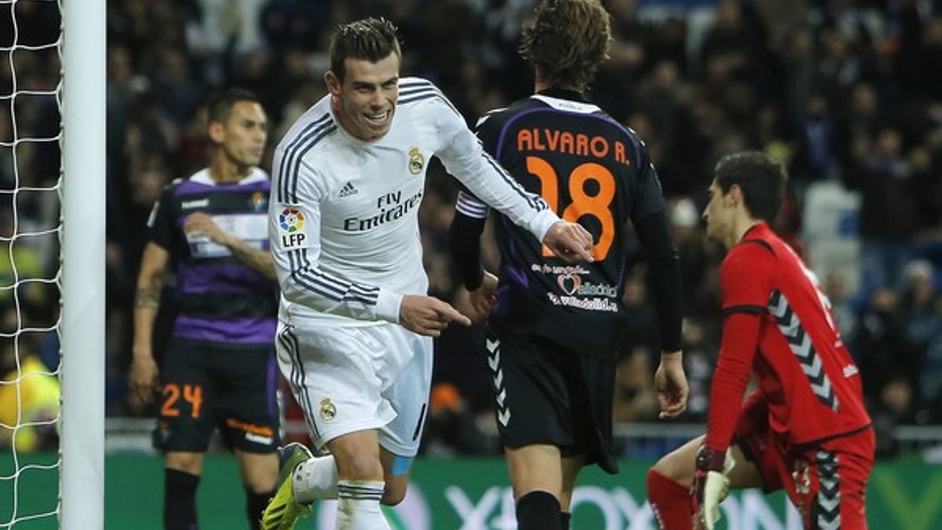 Gareth Bale v bielom, vybavil všetky góly Realu.