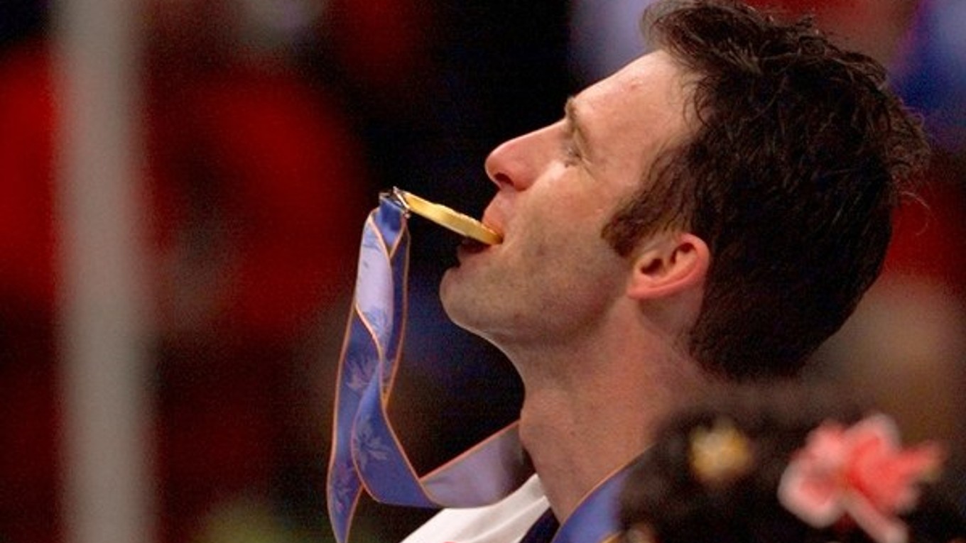 Hašek si užíva olympijské zlato.