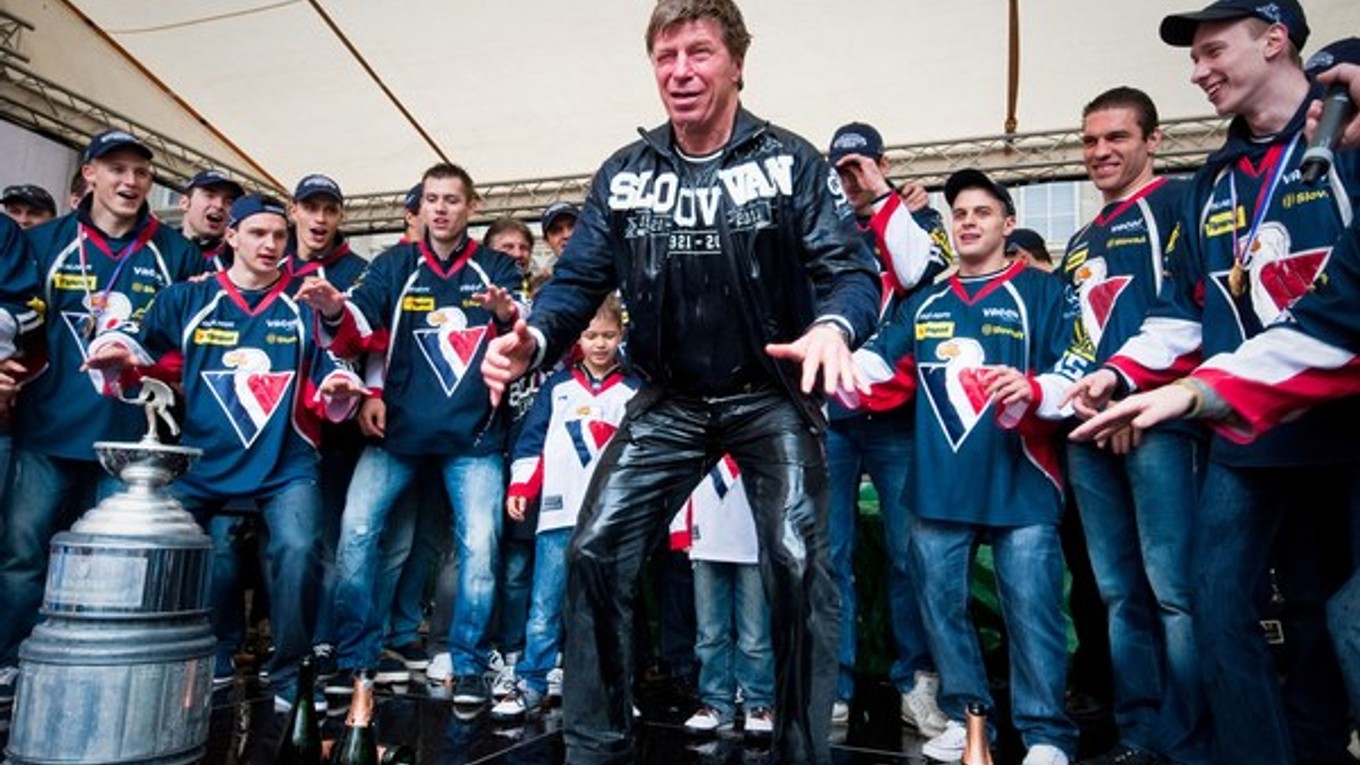 Tréner Jan Neliba (uprostred) takto oslavoval posledný titul Slovana v extralige.
