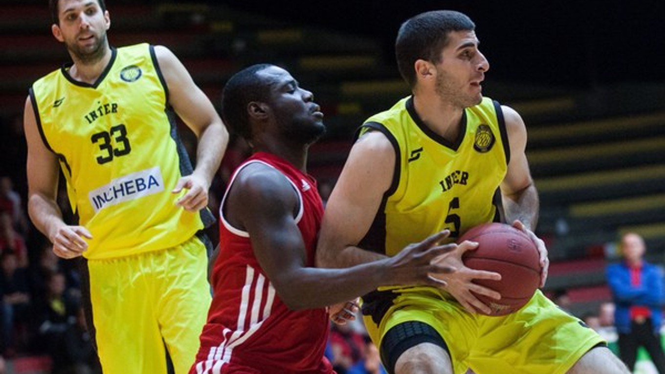 Sprava: Hráč Interu Goran Bulatovič, hráč Komárna Juevol Myles a hráč Interu Ondřej Starosta.