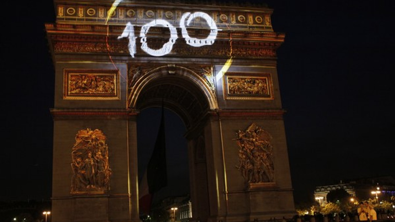 Projekcia na Víťaznom oblúku pri príležitosti 100. edície prestížnych cyklistických pretekov Tour de France.