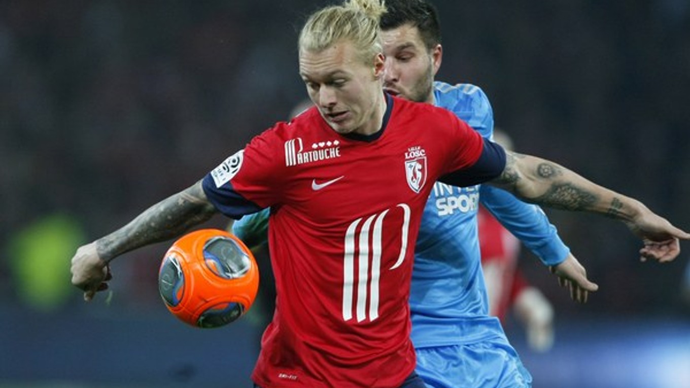 V červenom drese Lille sa tešil aj Simon Kjaer.