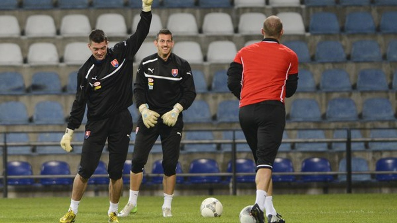 Z tréningu slovenskej futbalovej reprezentácie pred kvalifikačným zápasom v Rige. Zľava Matúš Kozáčik, Martin Dúbravka a Ján Mucha.