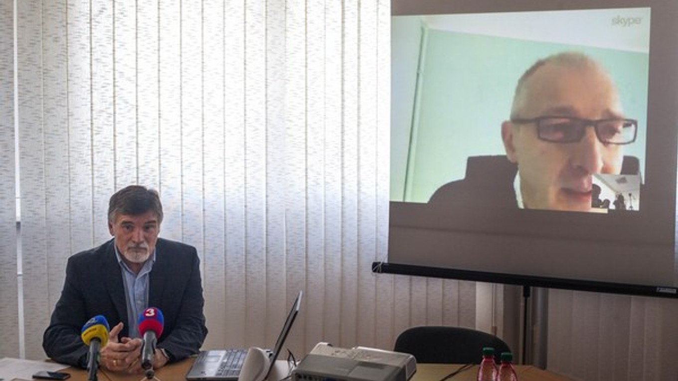 Na snímke prezident Slovenskej volejbalovej federácie Ľubor Halanda (vľavo) a Flavio Gulinelli.