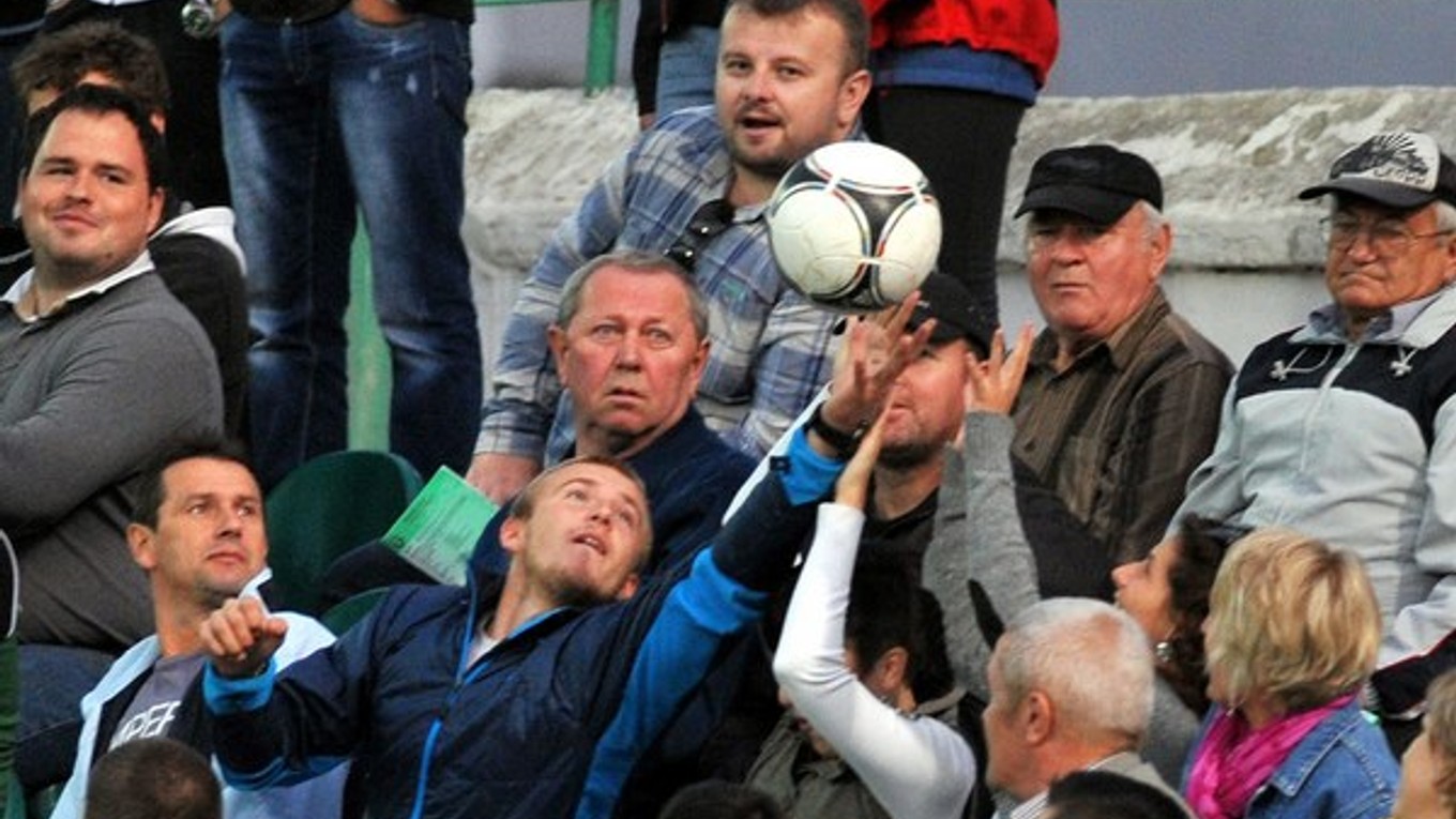 Diváci na futbale v Prešove. Ilustračná snímka.