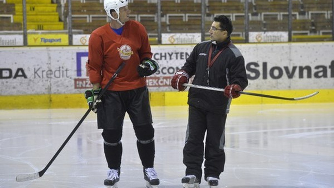 Richard Lintner (vľavo) a už nový tréner Žiliny Róbert Kaláber počas tréningu na zimnom štadióne v Trenčíne.