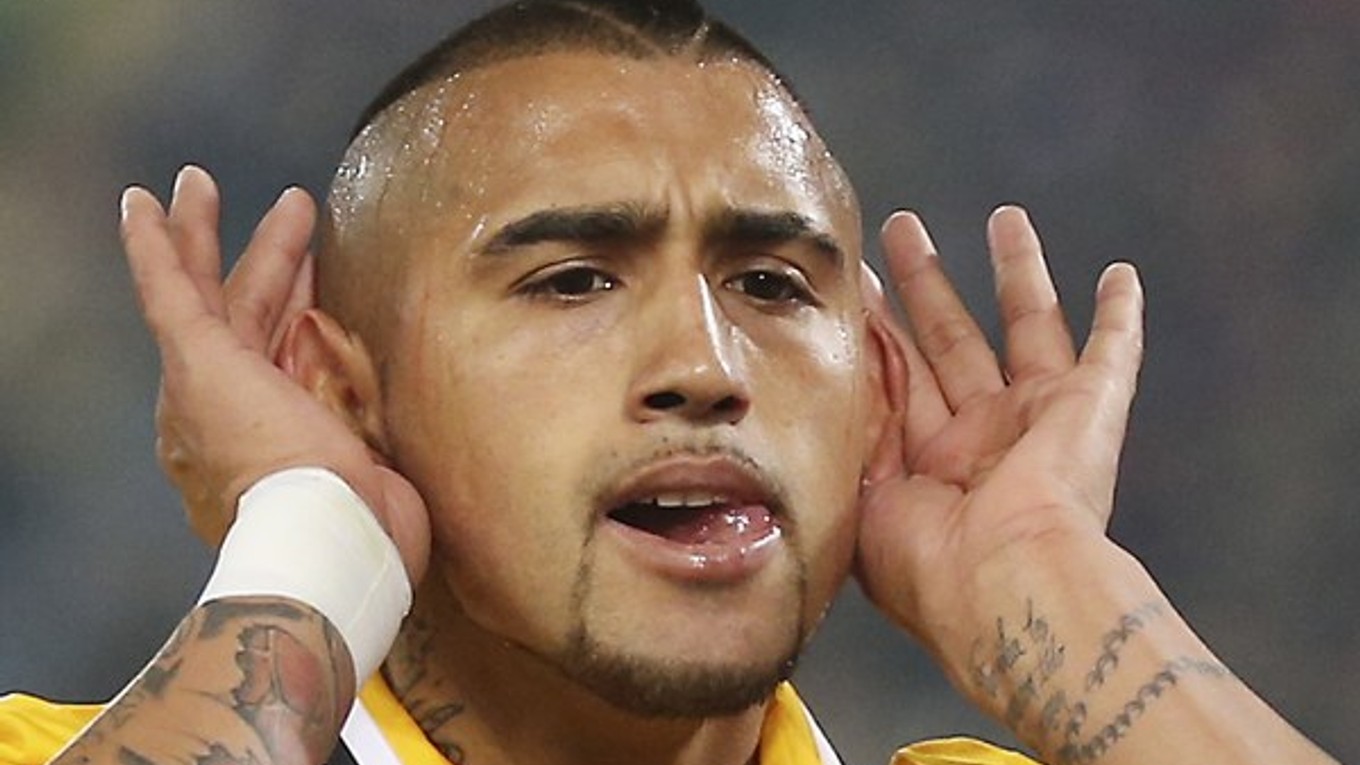 Arturo Vidal oslavuje gól.