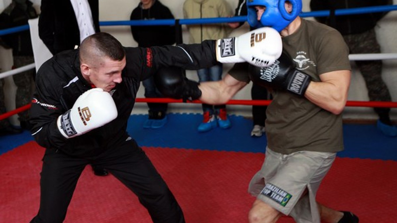 Tomi "Kid" Kovács (vľavo) počas duelu s elitným vojakom z 5. pluku špeciálneho určenia Ministerstva obrany SR.