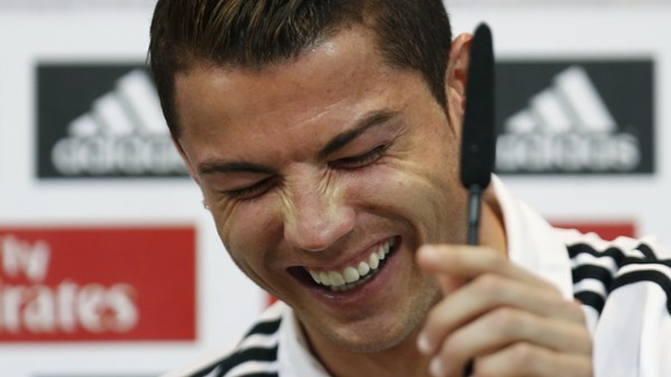 Cristiano Ronaldo sa smeje na nedeľňajšej tlačovej besede.