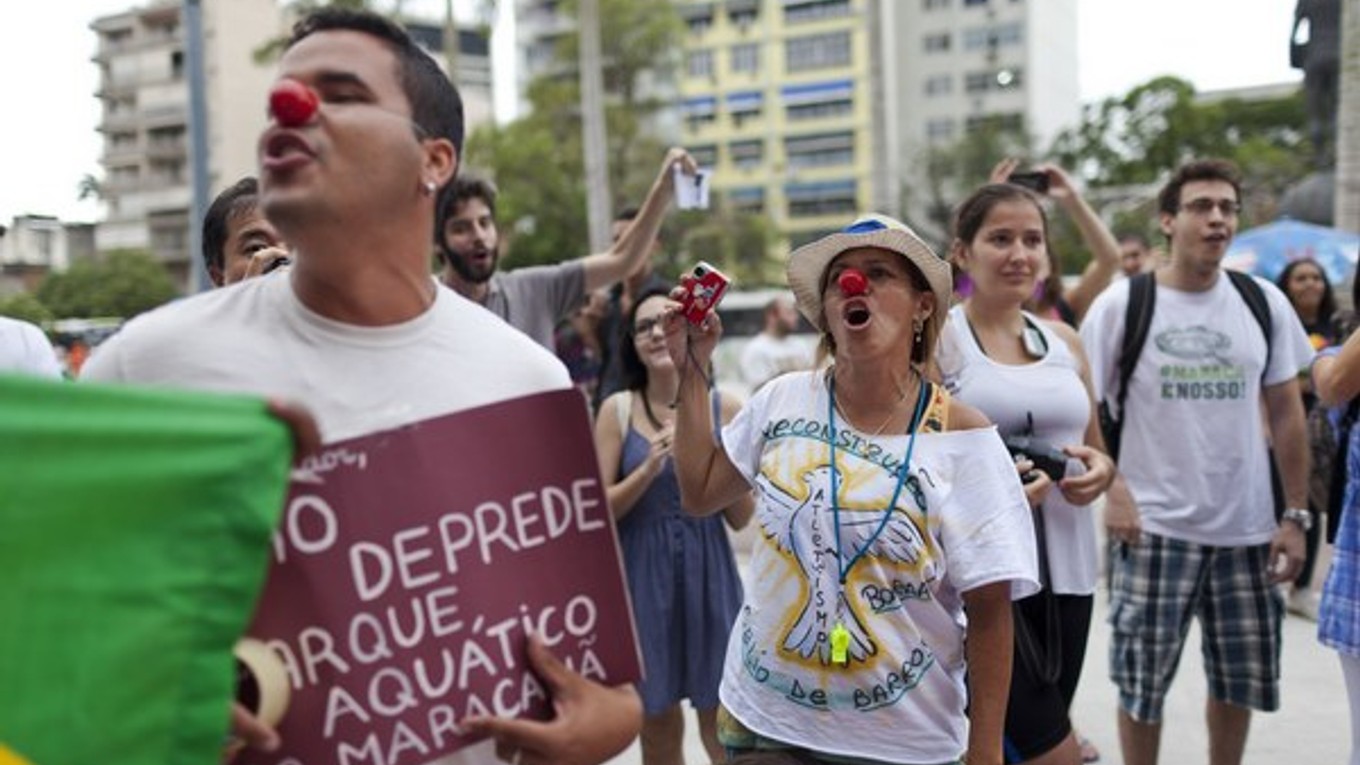 Ľudia protestovali pred štadiónom Maracana v Rio de Janeiro aj počas piatkového žrebu.