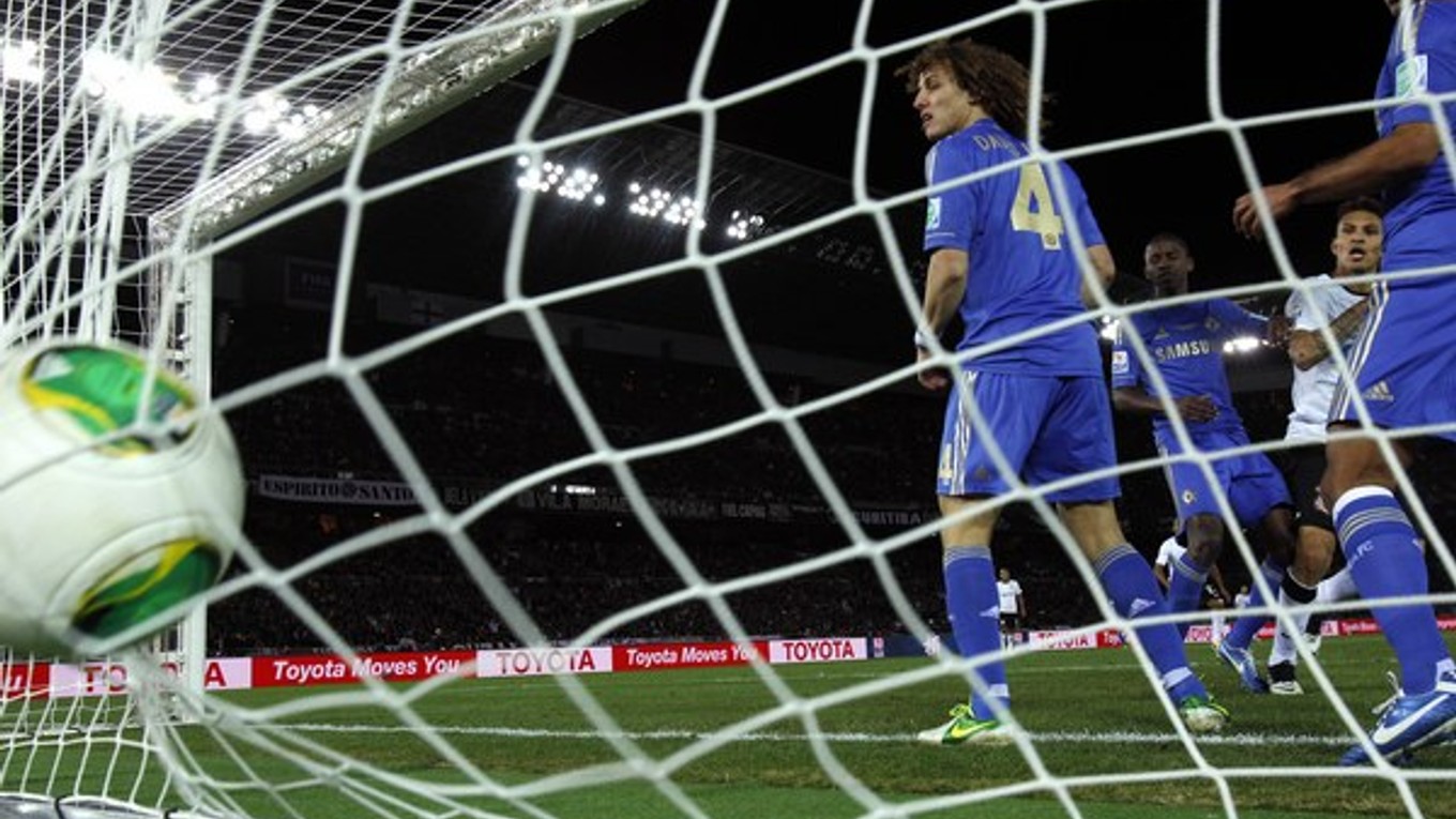 Paolo Guerrero z Corinthians dáva gól Chelsea pred rokom v japonskej Jokohame. Brazílsky klub vo finále zdolal FC Chelsea 1:0.