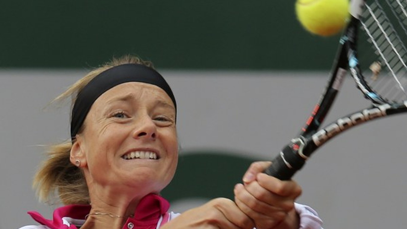 Zuzana Kučová odvracia loptičku Francúzke Razzanovej v 2. kole dvojhry na Roland Garros v Paríži 29. mája 2013.