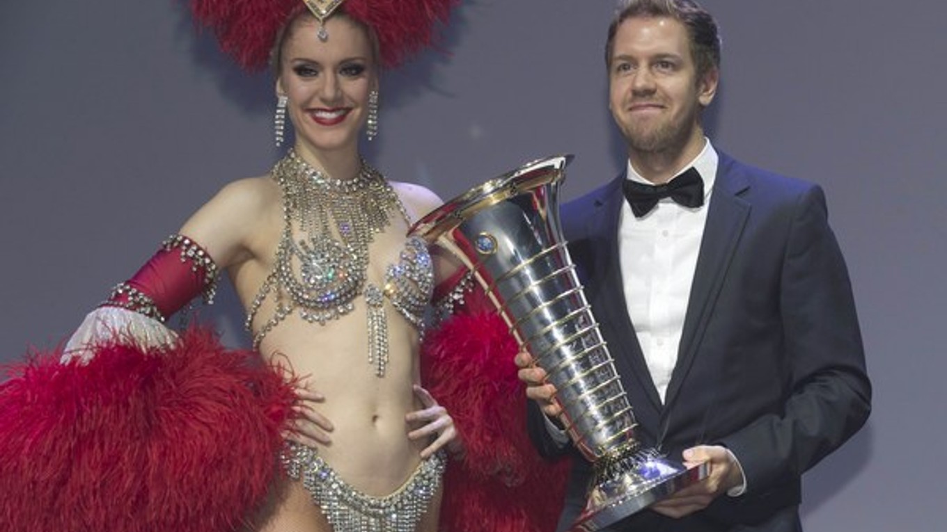 Sebastian Vettel a tanečnica z Moulin Rouge na odovzdávaní cien v Paríži.