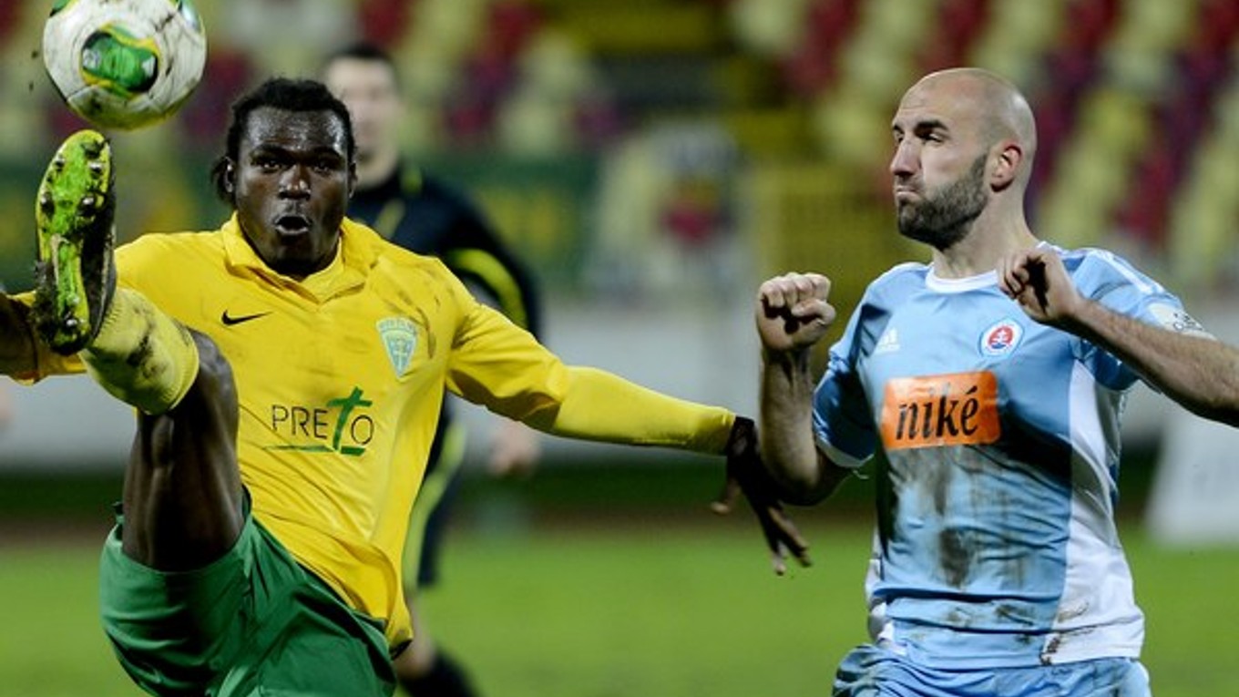 Róbert Vittek a vľavo Ernest Mabouka (Žilina).